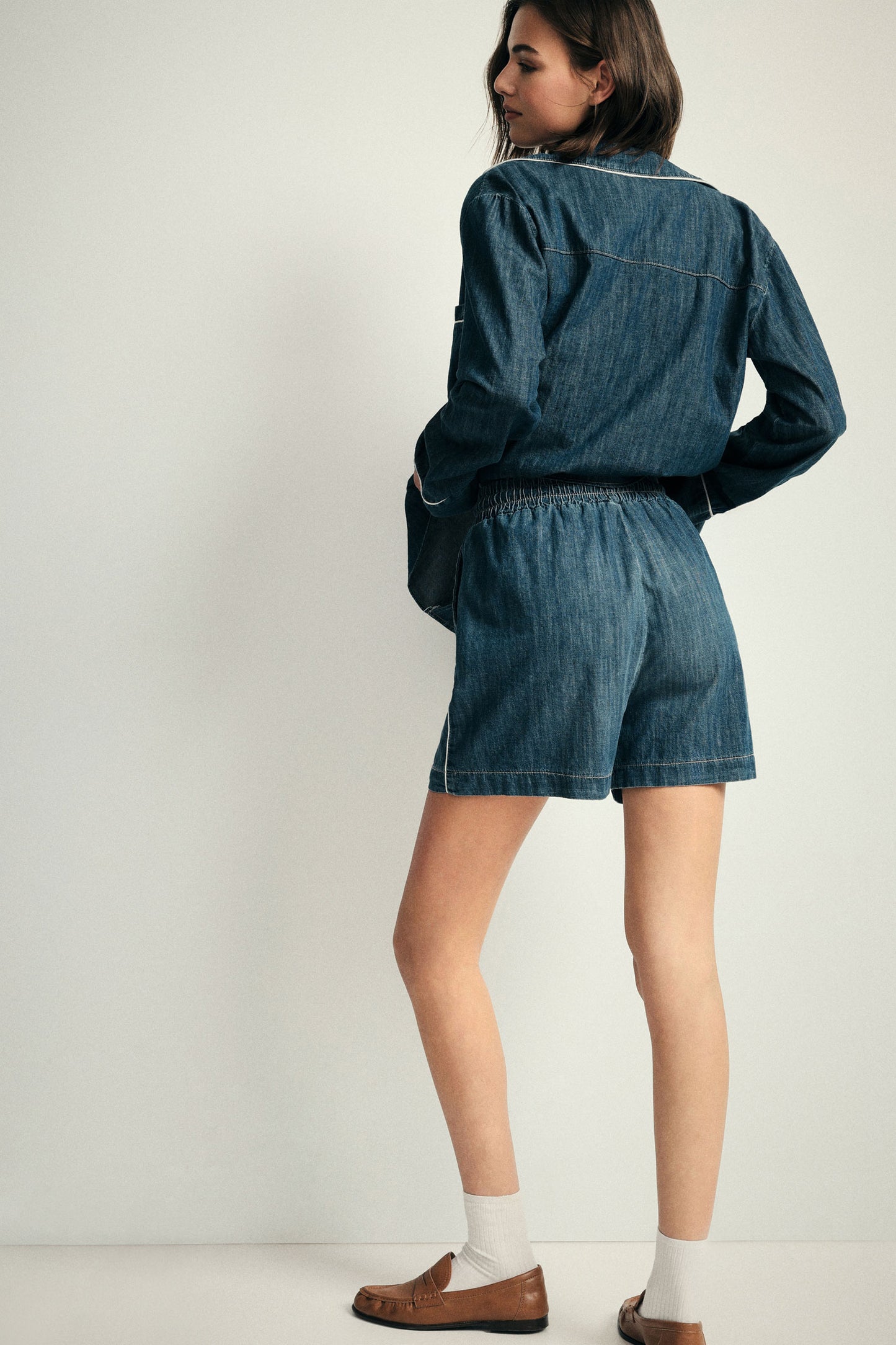 Regular-fit shorts with elastic waist and side pockets