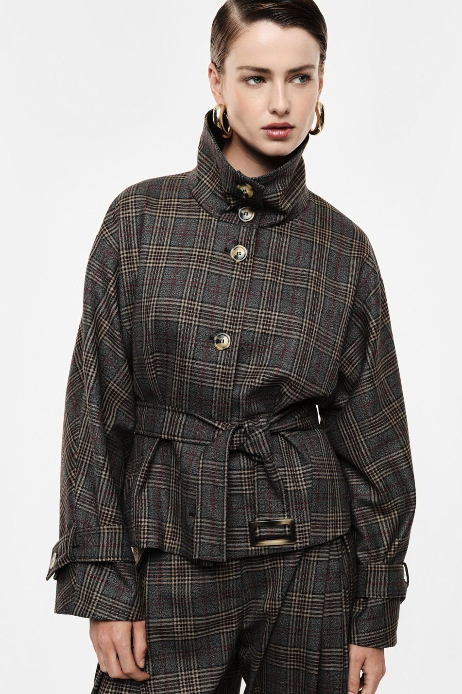 Short shirt jacket with belt and check pattern
