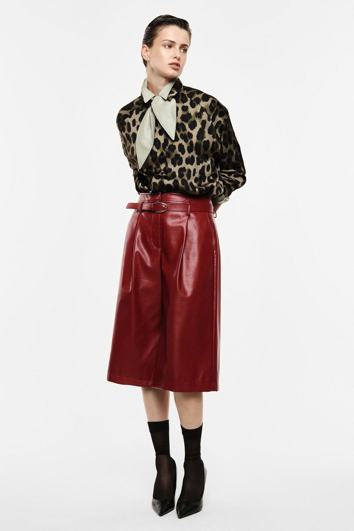 Bermuda shorts high waist with matching belt