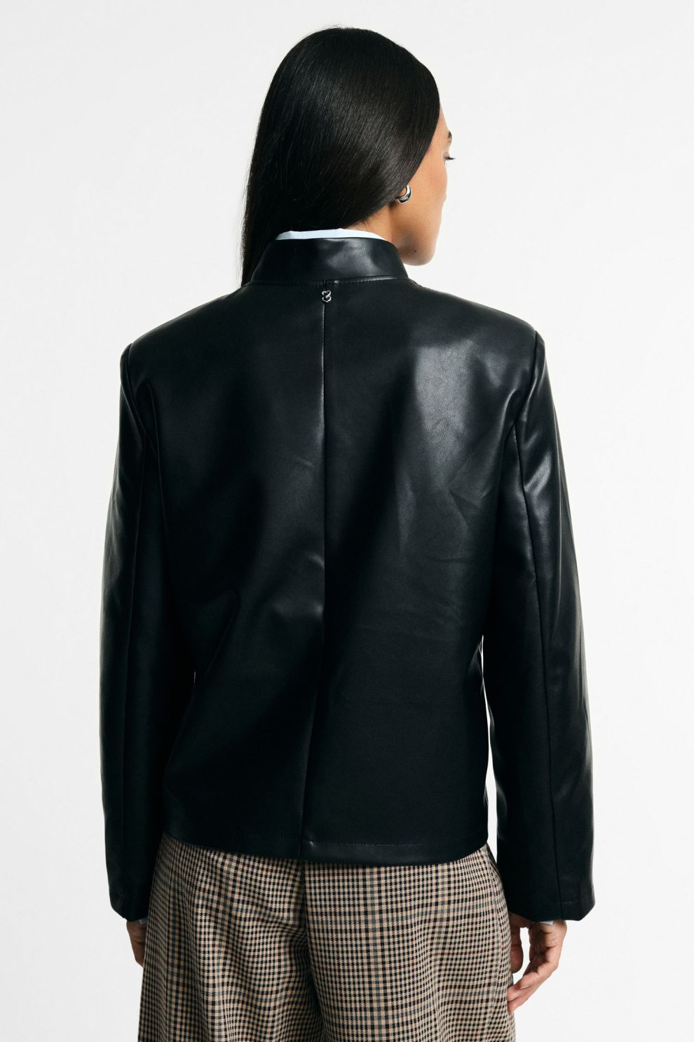Short blazer with asymmetric button closure