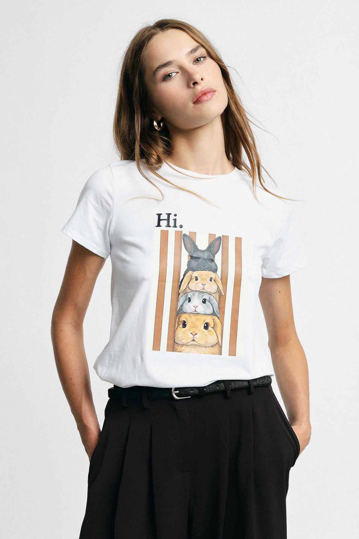 Short-sleeved t-shirt with bunny graphic front