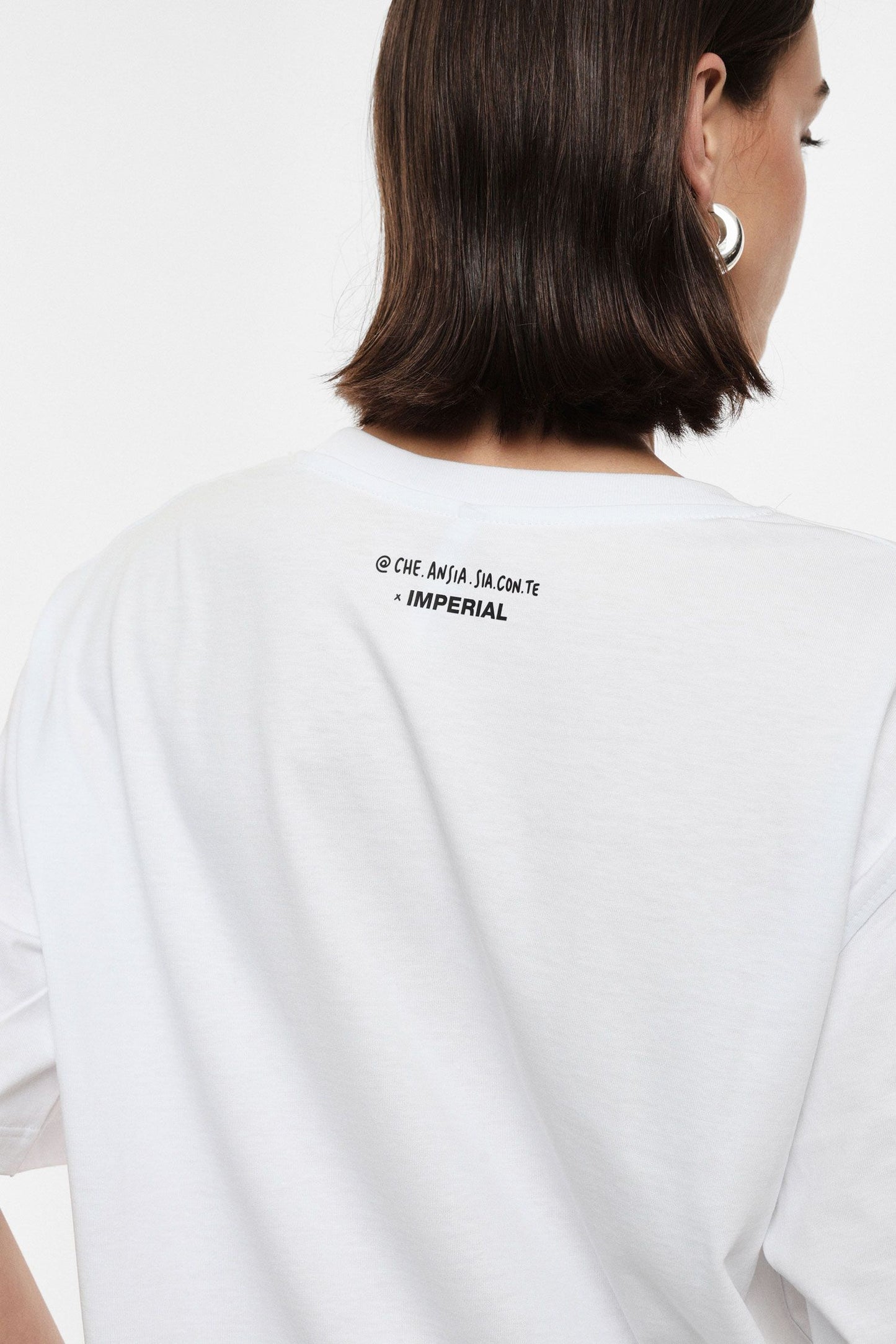 T-shirt “impegnata a sopravvivere”