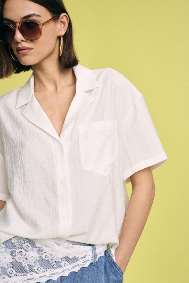 Shirt boxy fit with front pocket and short sleeves