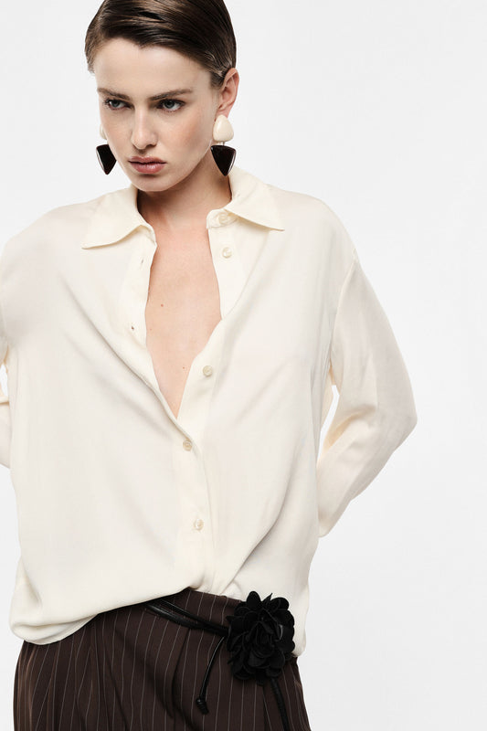 Regular-fit shirt with classic collar and buttons