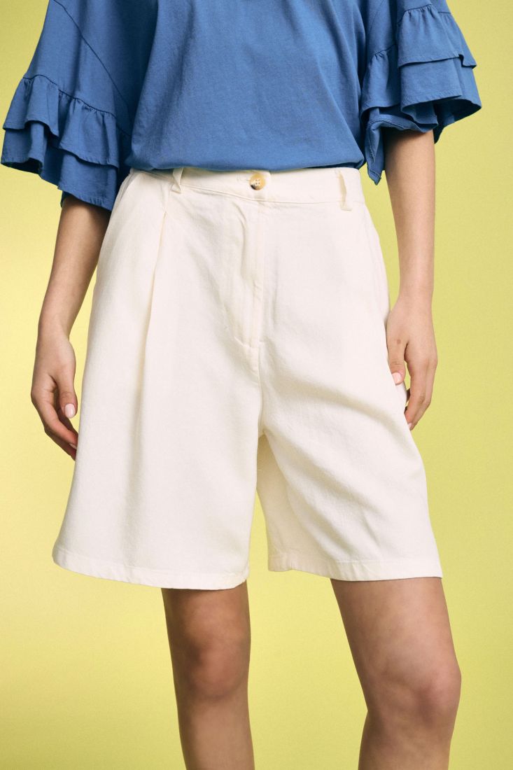 Regular-fit Bermuda shorts with pleats and side pockets