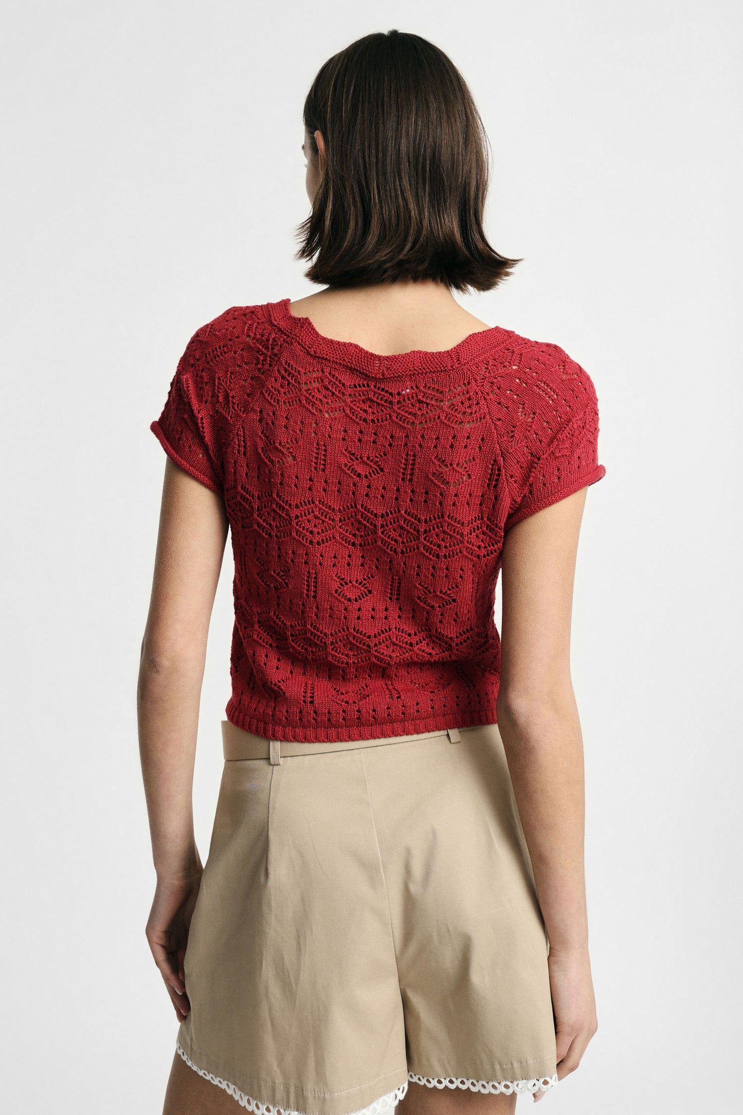Cropped top with short sleeves