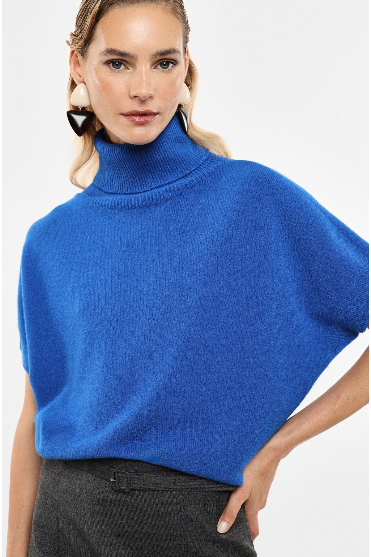 Sleeveless ribbed turtleneck sweater