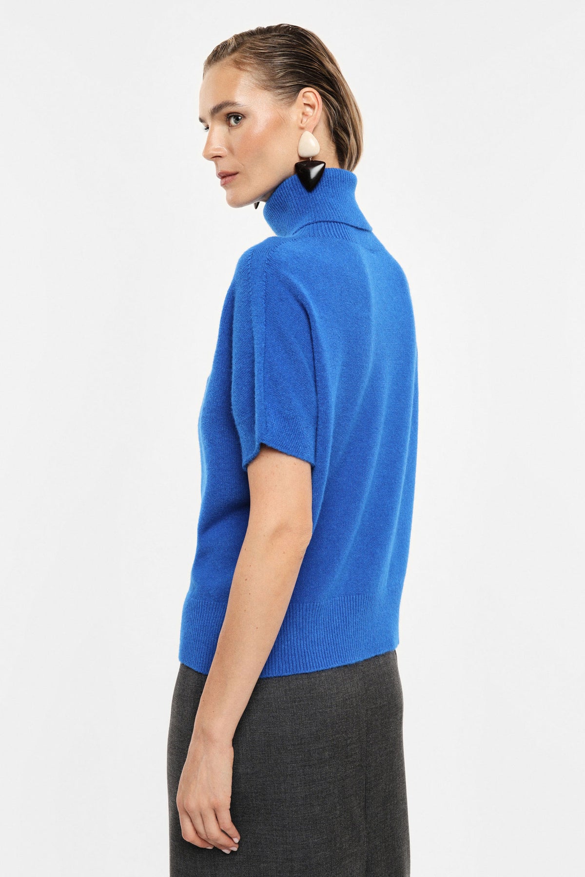 Sleeveless ribbed turtleneck sweater