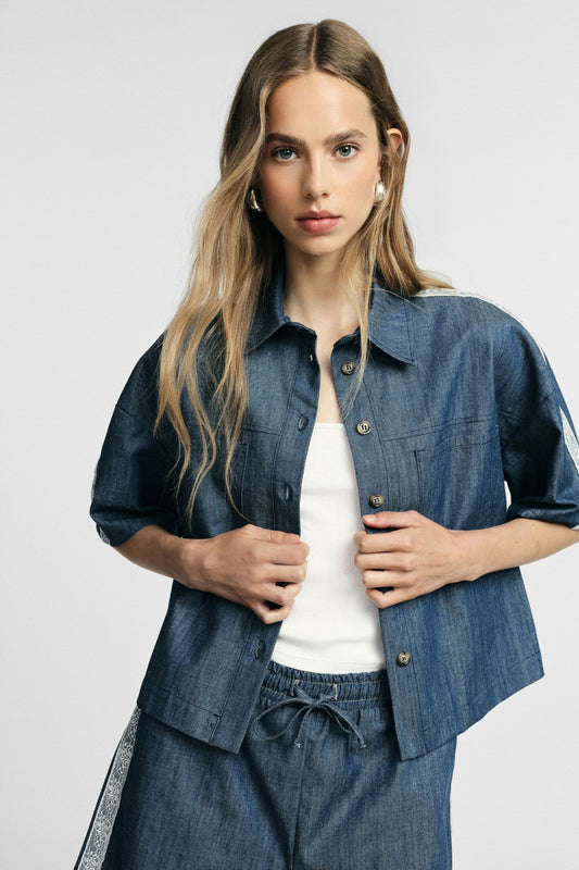 Short shirt with buttons and classic collar – JUST11 women's fashion