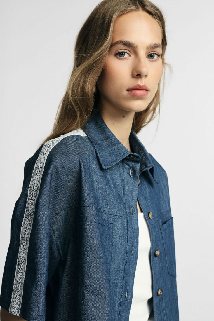 Short shirt with buttons and classic collar