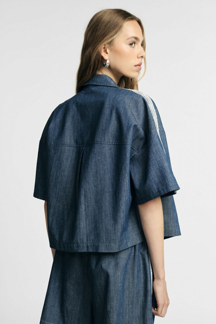 Short shirt with buttons and classic collar