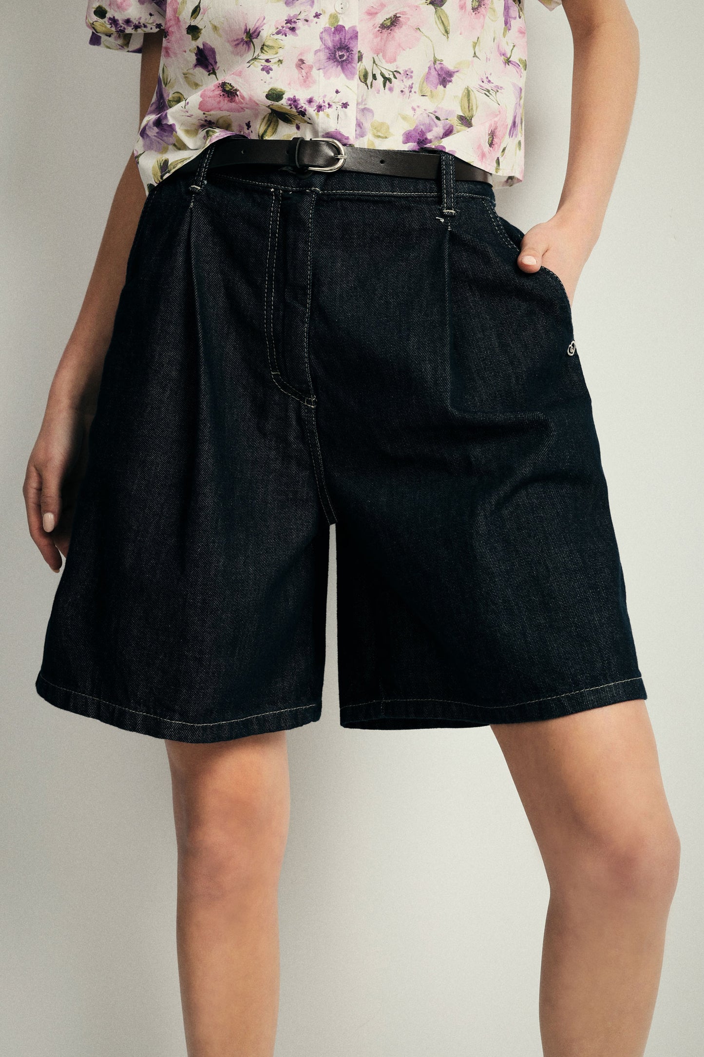 Bermuda shorts high waist with belt and pleats