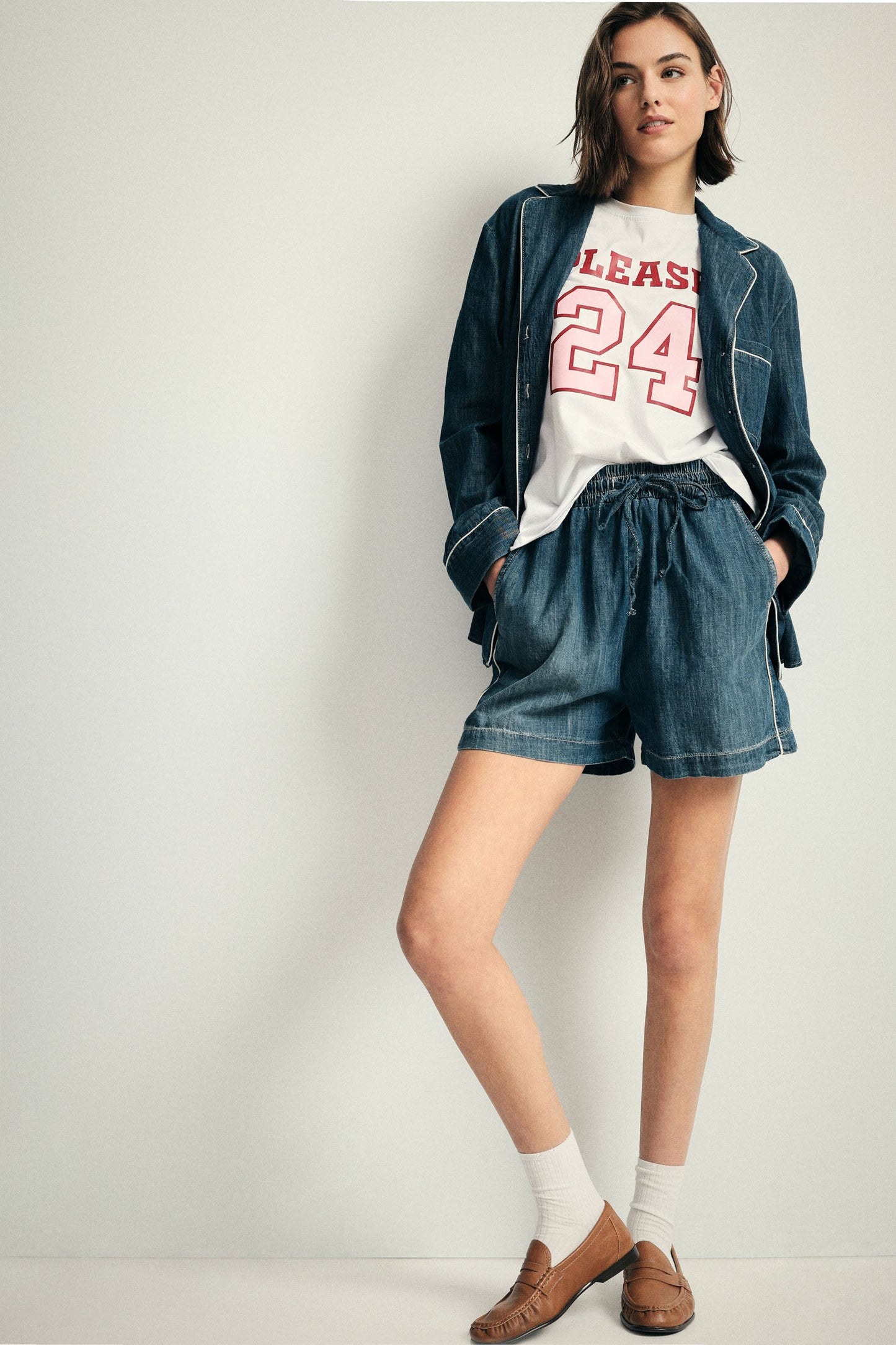 Regular-fit shorts with elastic waist and side pockets