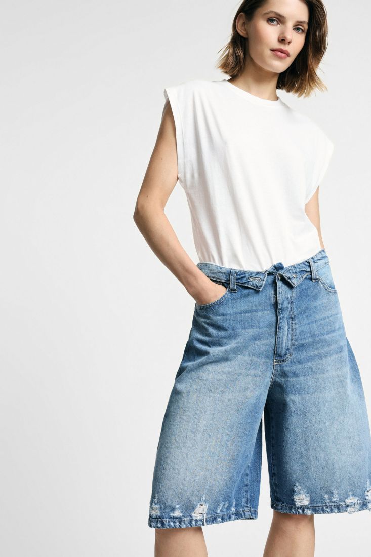 Wide bermuda shorts with distressed details