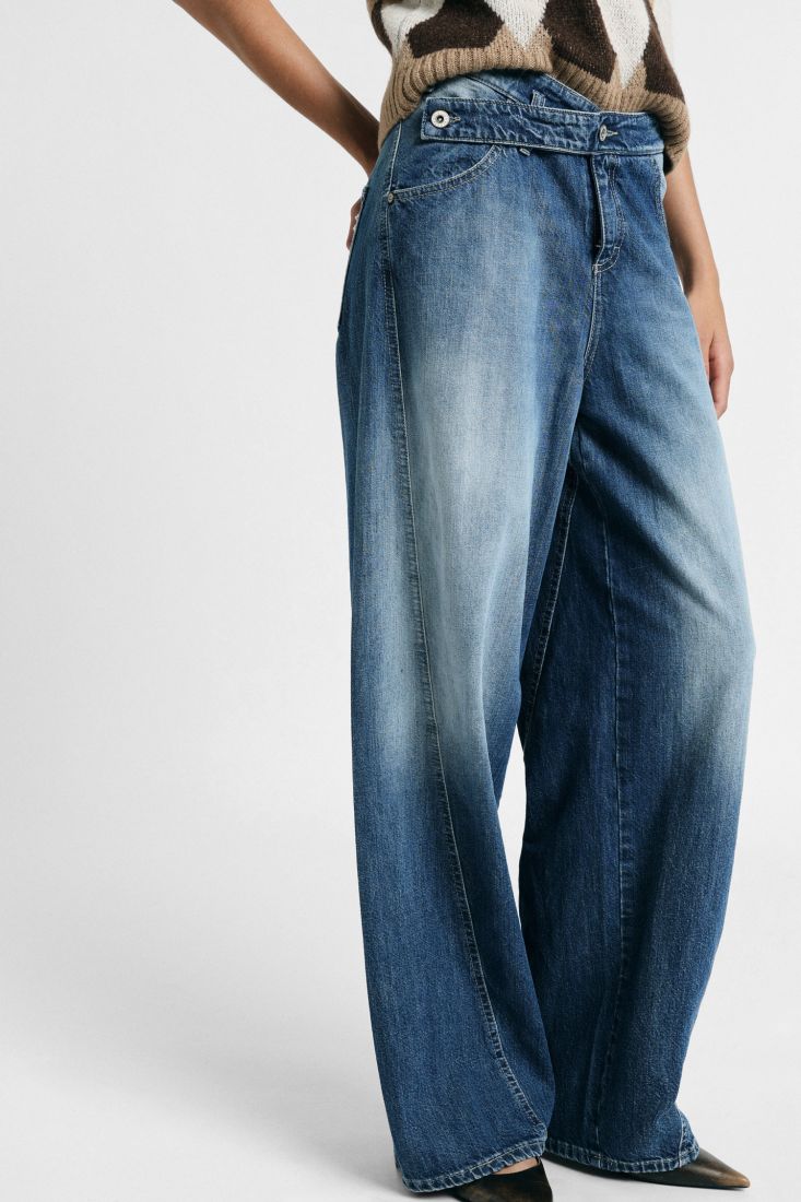 Wide leg jeans with diagonal waistband
