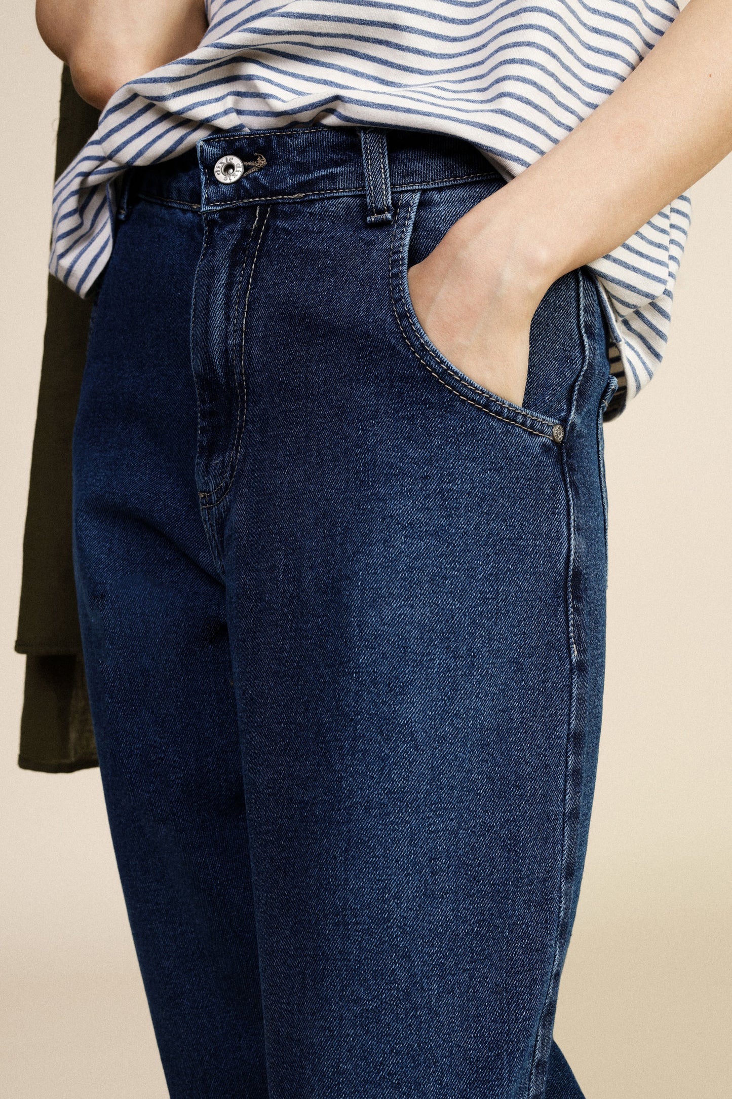 Balloon jeans with rolled ankle cuffs