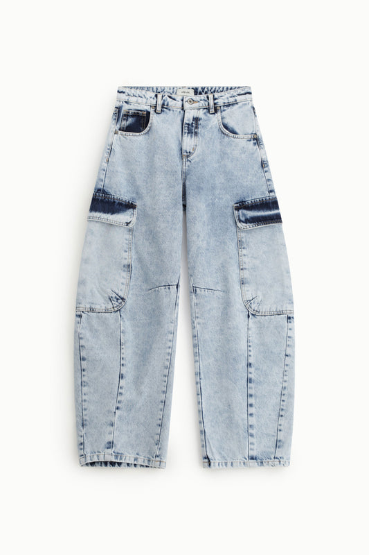 Balloon fit jeans with cargo pockets and belt