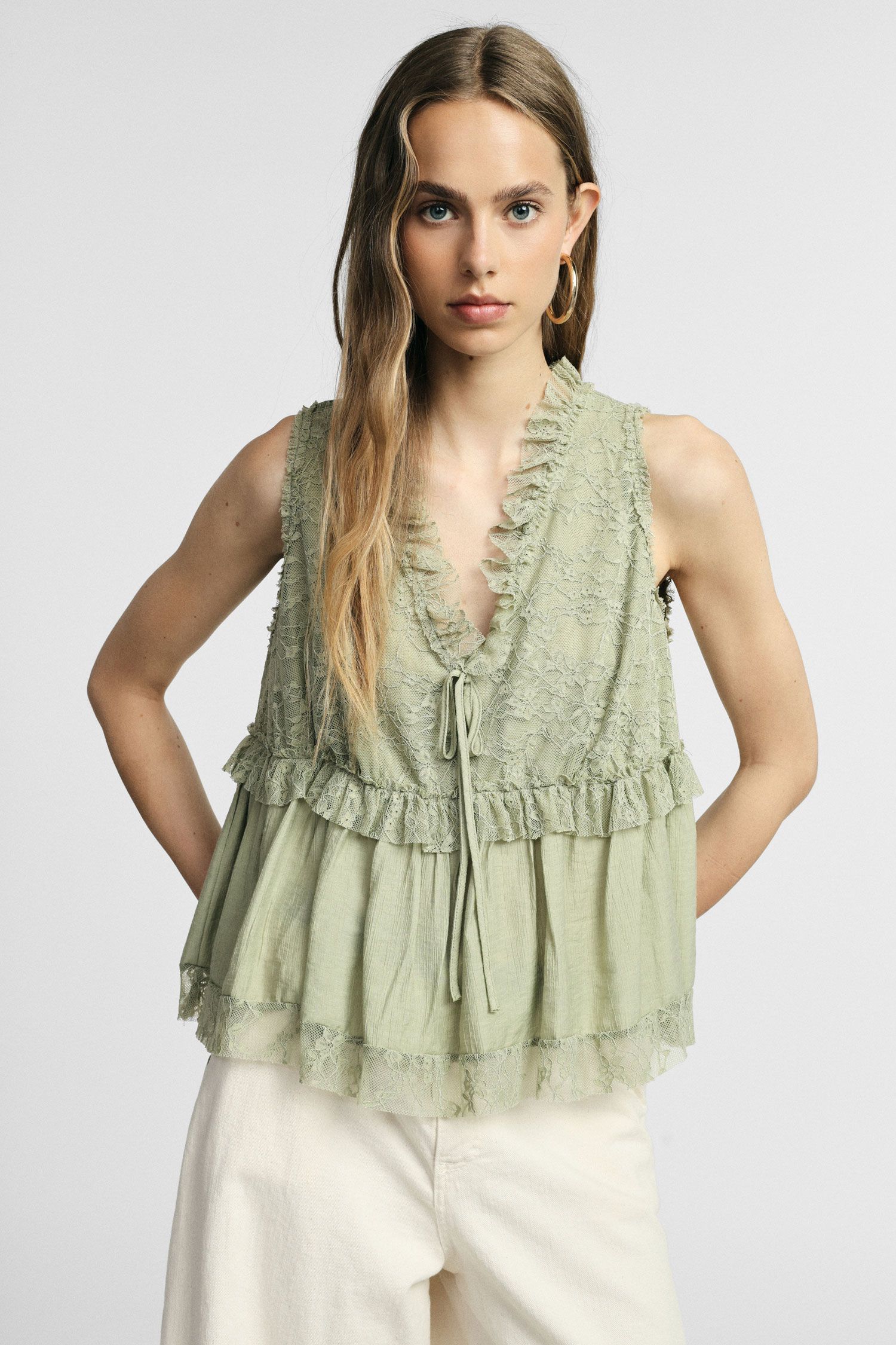 Sleeveless top with lace and frill details – JUST11 women's fashion