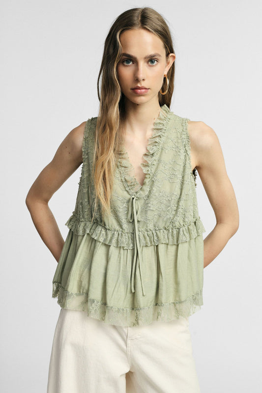 Sleeveless top with lace and frill details – JUST11 women's fashion