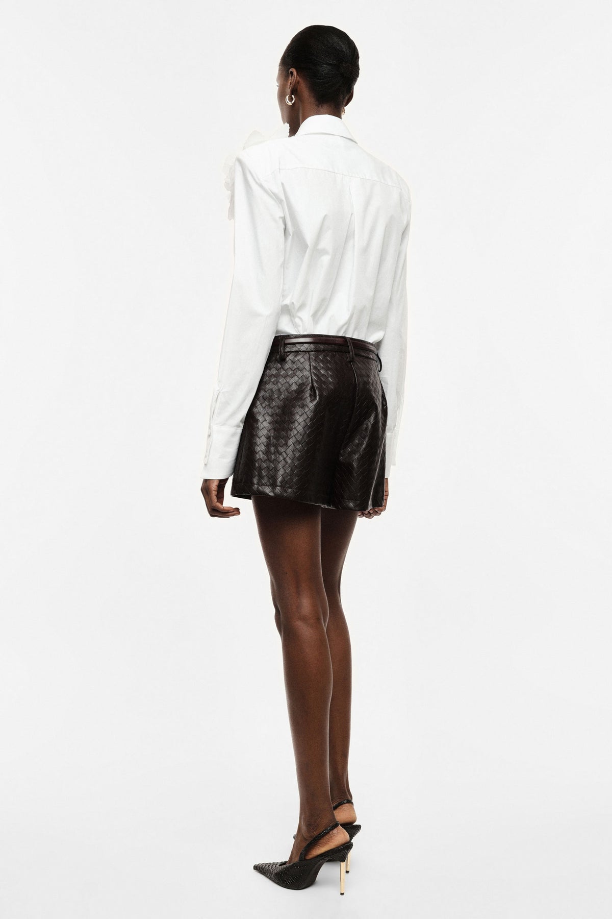 Mid-rise tailored shorts with front pockets