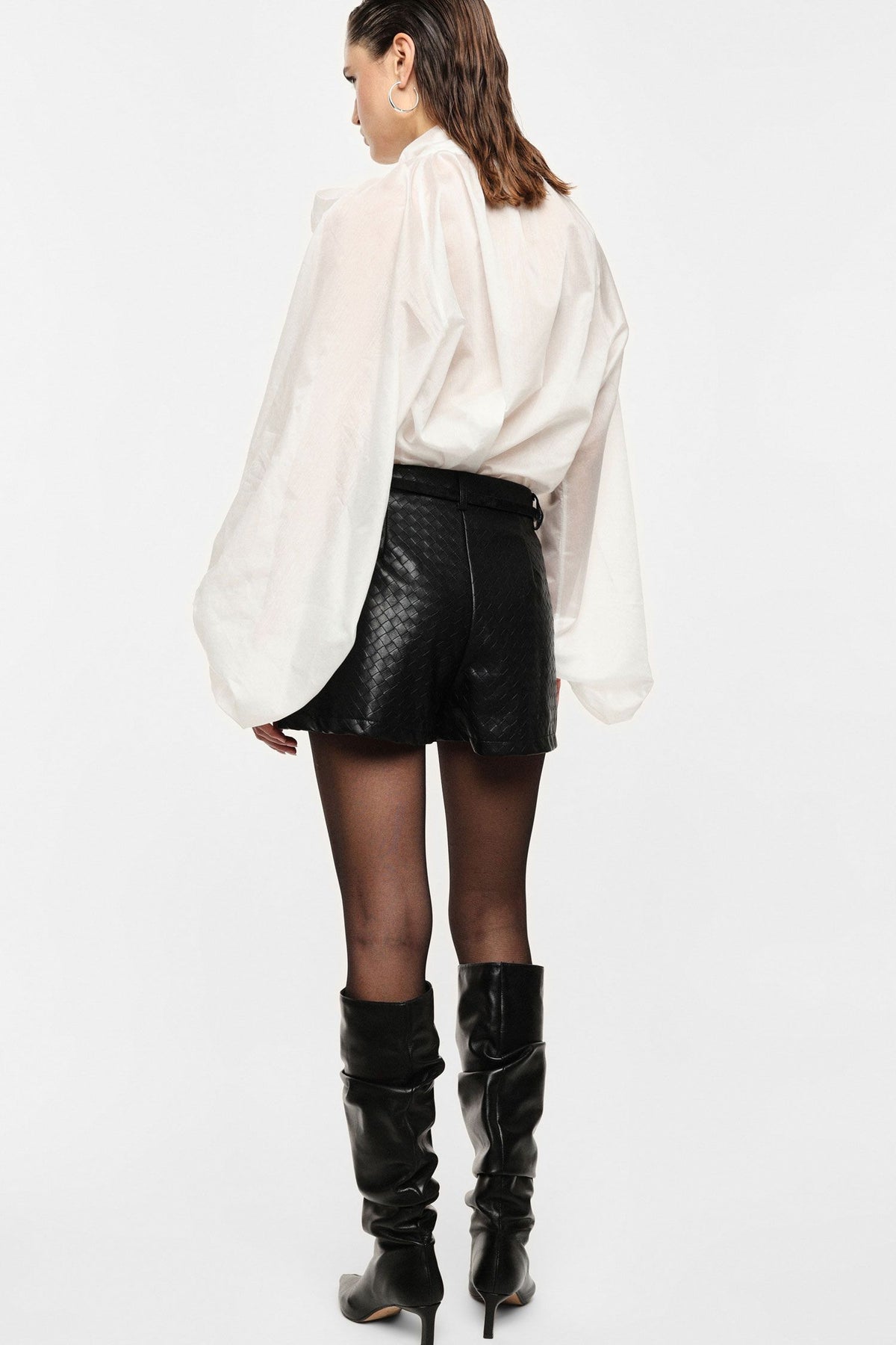 Mid-rise tailored shorts with front pockets