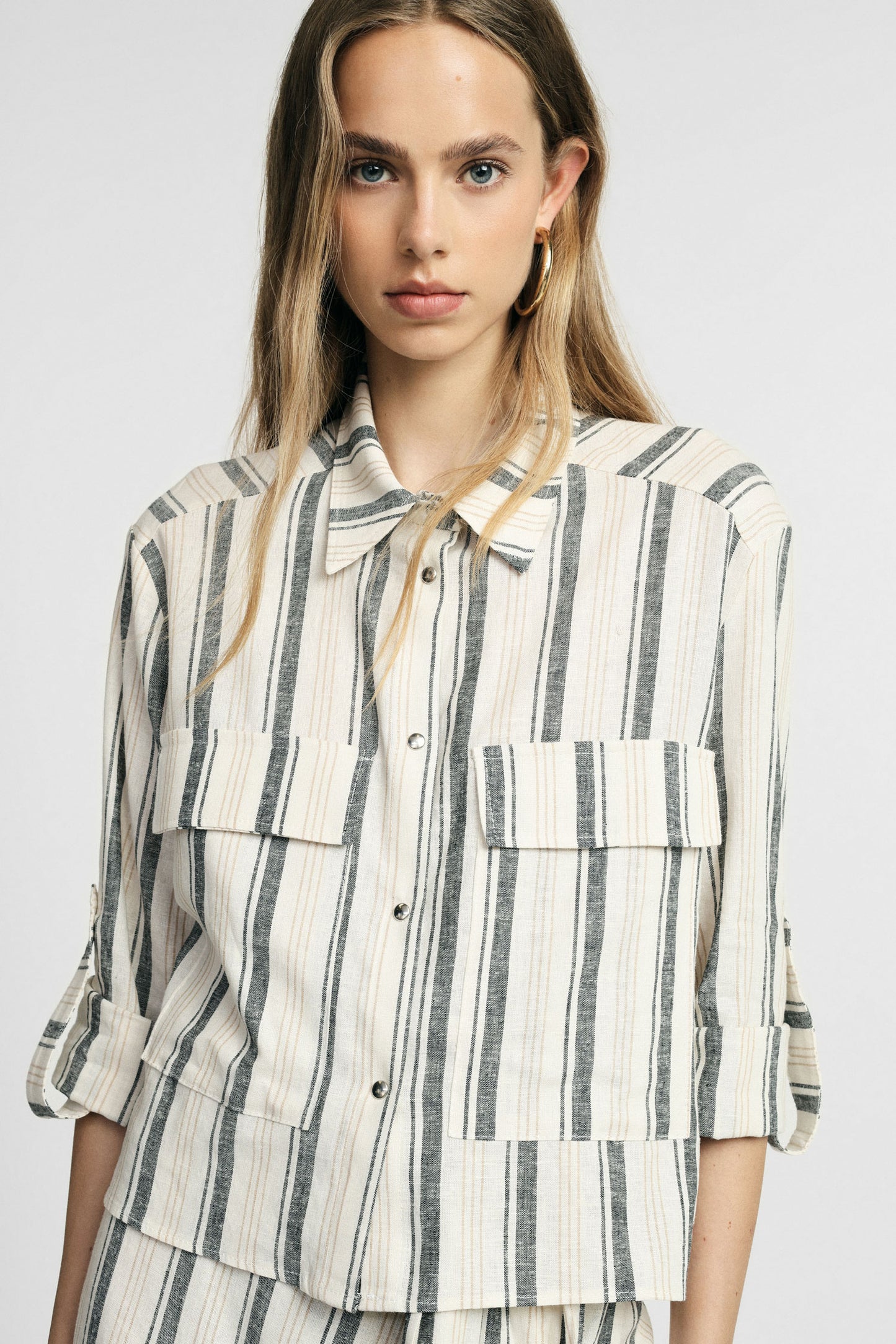 Shirt with stripes front pockets and 3/4 sleeves