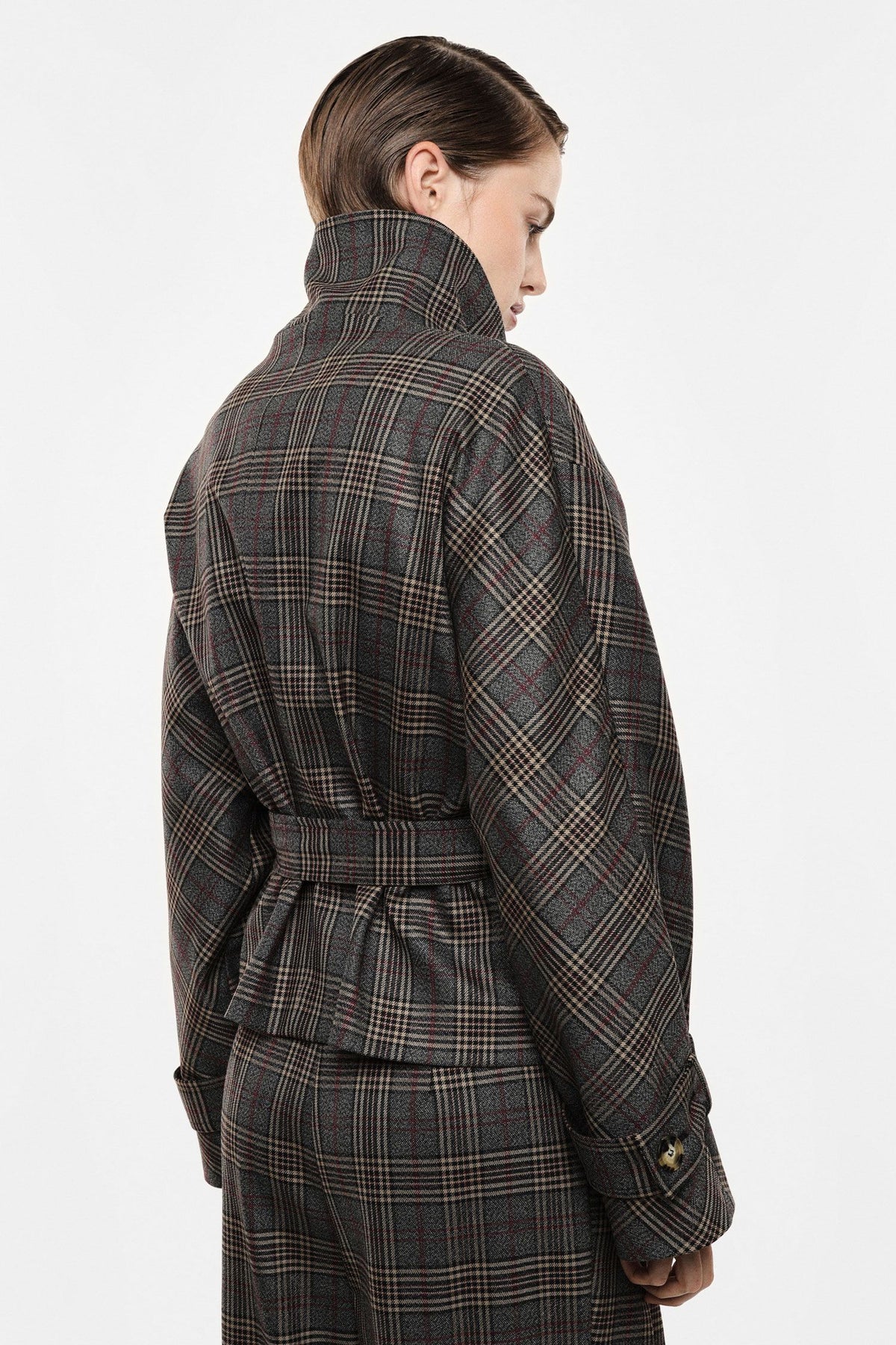 Short shirt jacket with belt and check pattern