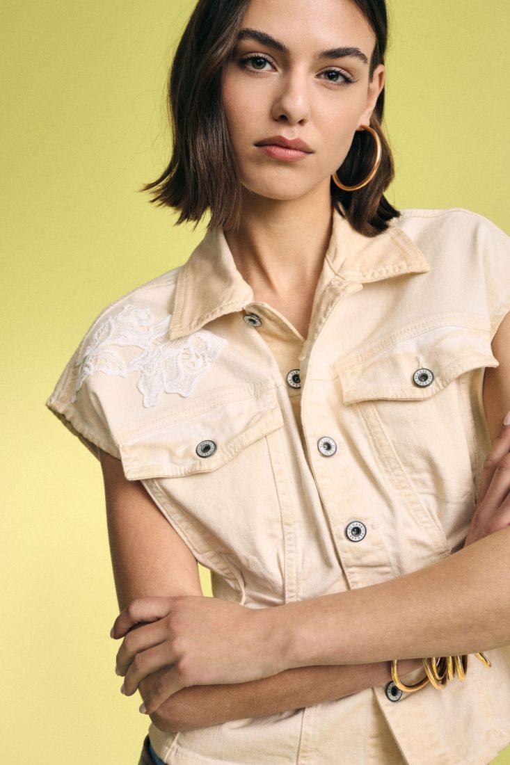 Cropped denim jacket with floral embroidery and buttons