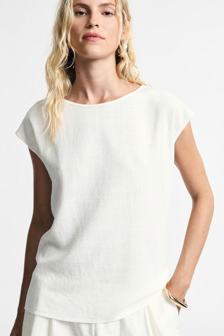 Sleeveless top round neckline regular fit