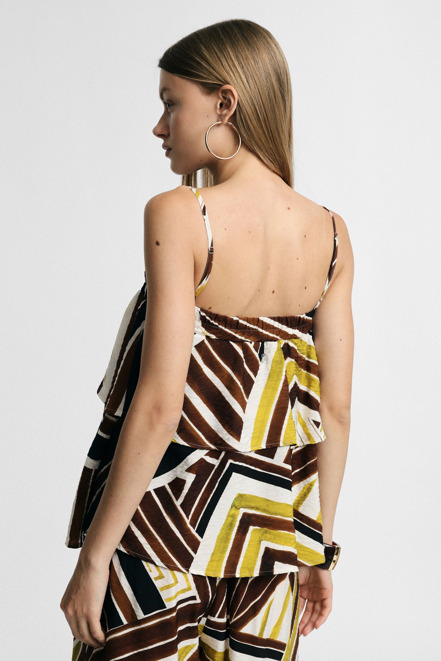 Top with straps and asymmetrical geometric print