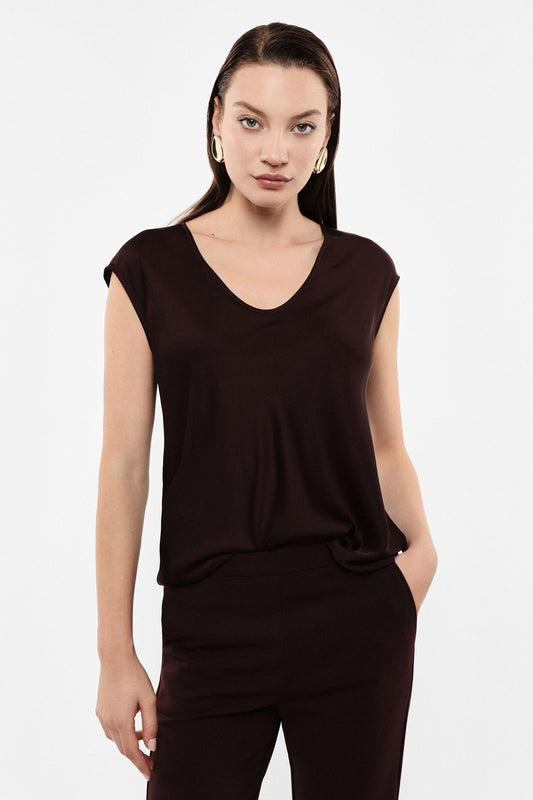 Top wide v-neck sleeveless cut