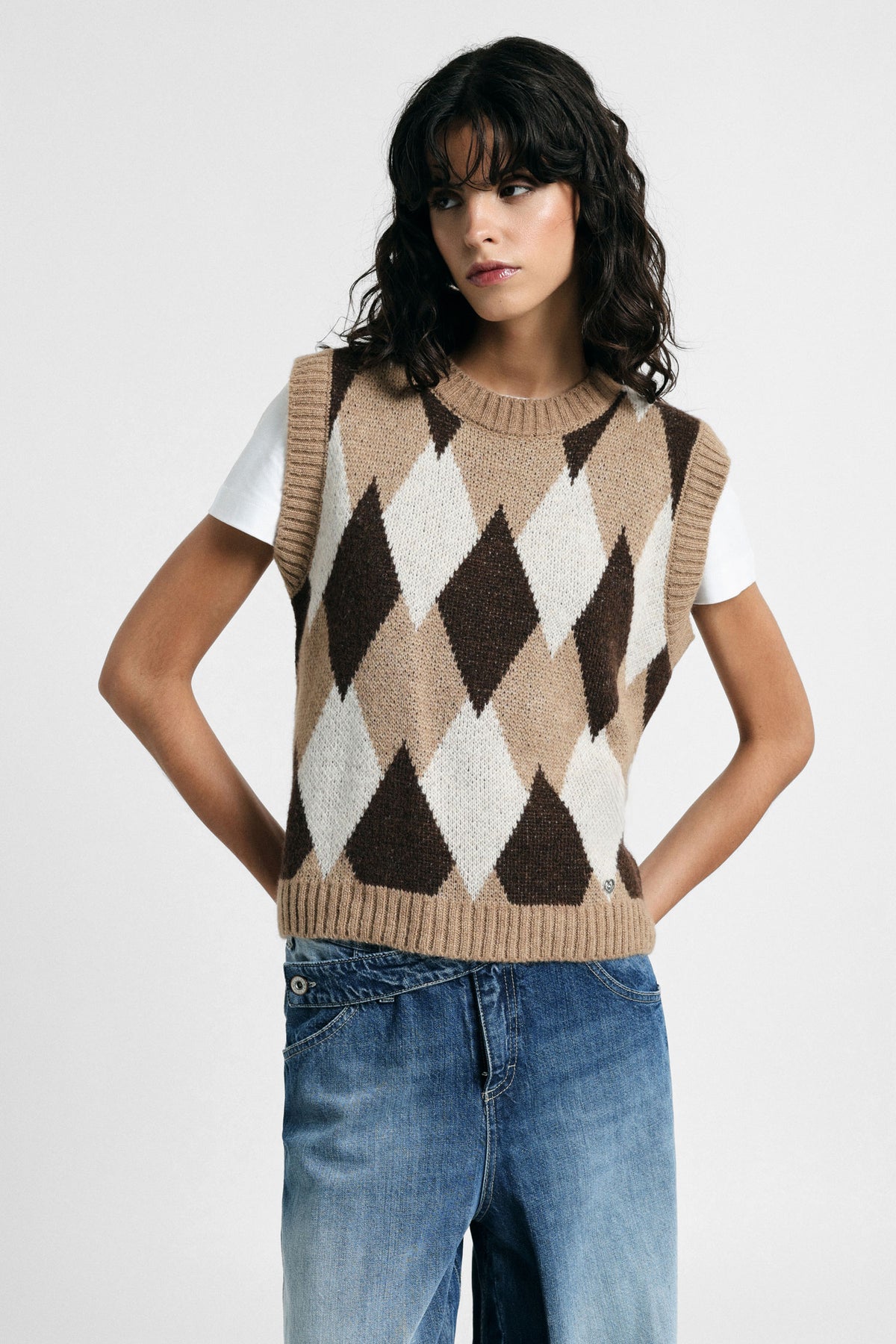 Sweater sleeveless round neck diamond pattern