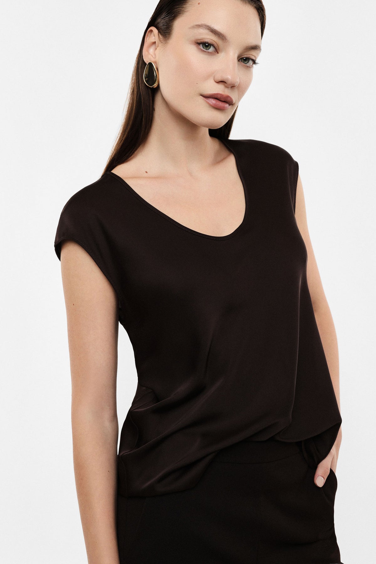 Top wide v-neck sleeveless cut