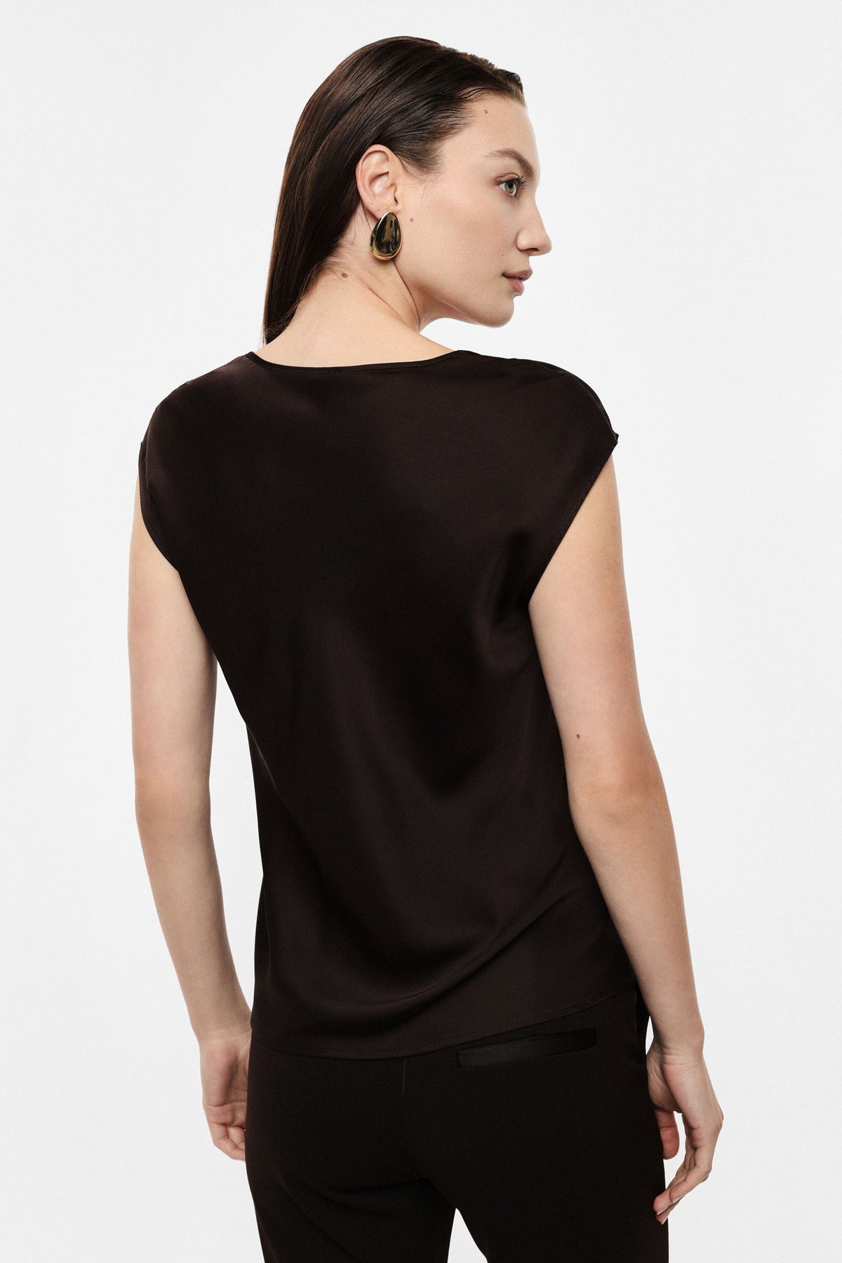 Top wide v-neck sleeveless cut