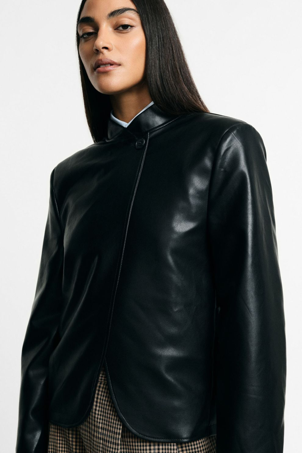 Short blazer with asymmetric button closure