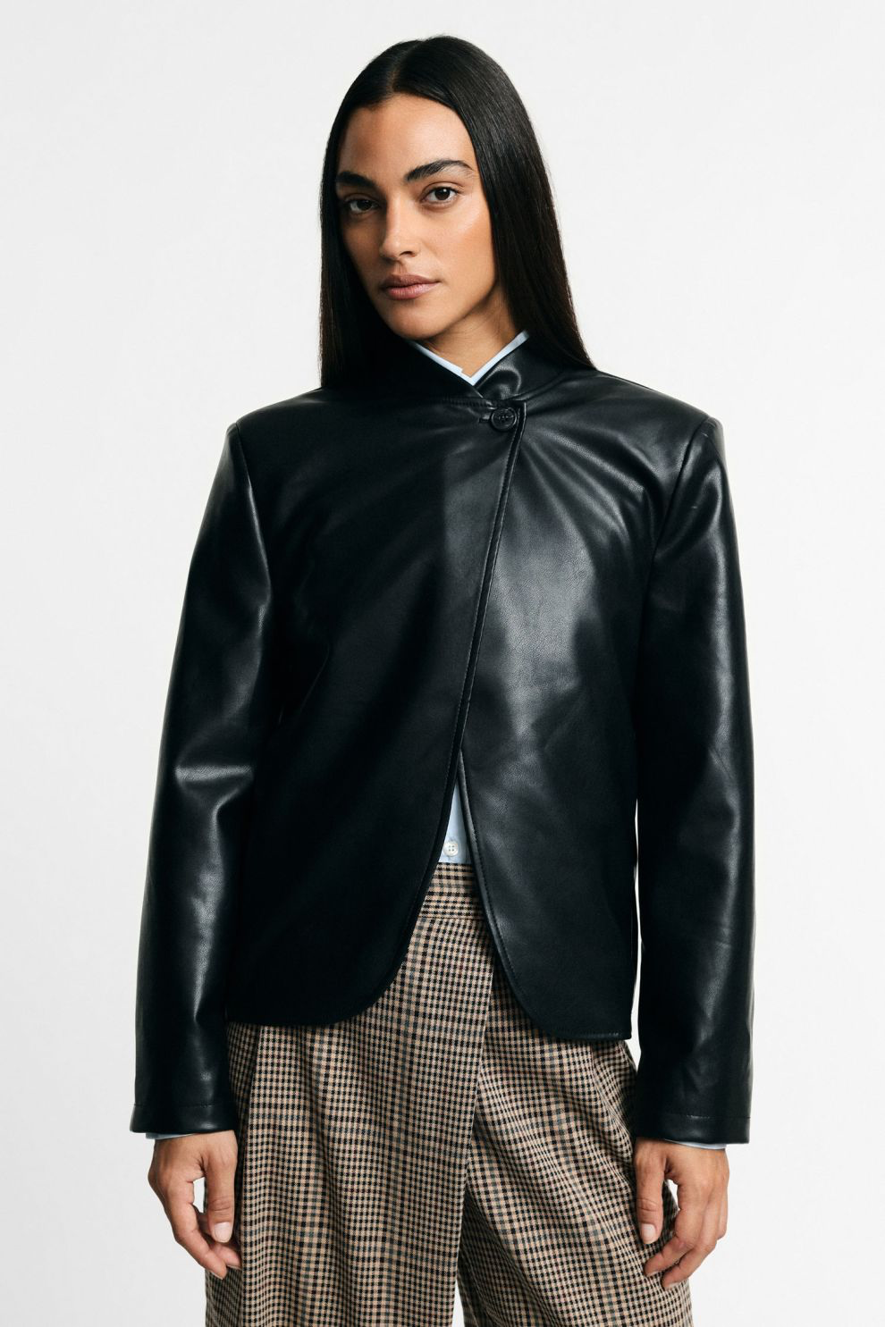 Short blazer with asymmetric button closure